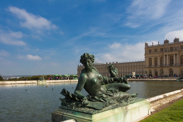 La statue en bronze du château de Versailles