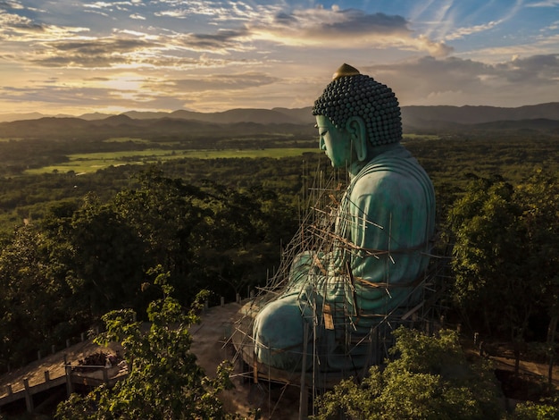 La statue en bronze du "Grand Bouddha" (Daibutsu) au temple bouddhiste Wat Doi Phra Chan-in dans la ville de Mae Tha dans la préfecture de Lampang, en Thaïlande.