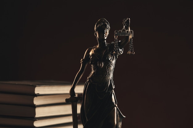 Photo statue en bronze de la justice sur le bureau isolé. notion de notaire.