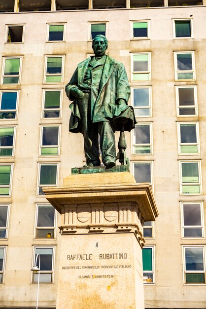 Statue en bronze de Raffaele Rubattino à Gênes, Italie. Il a été l'un des fondateurs de la marine italienne.