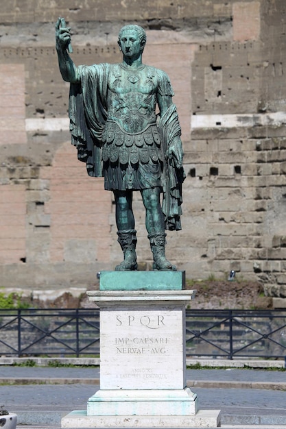 Statue CAESARI NERVAE Auguste Rome Italie