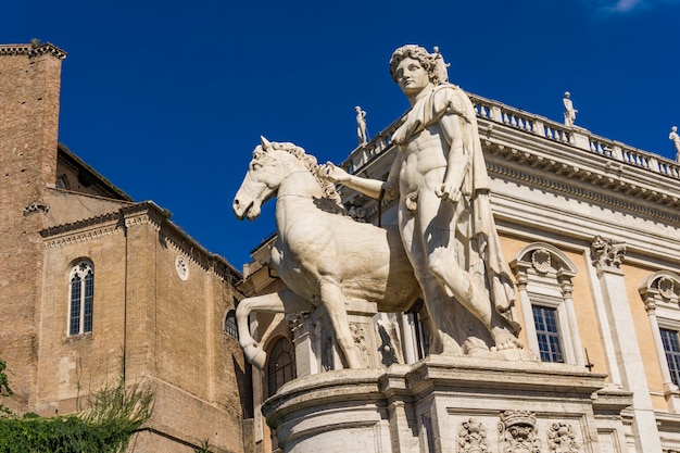 Statue de Castor avec un cheval sur la colline du Capitole à Rome, en Italie