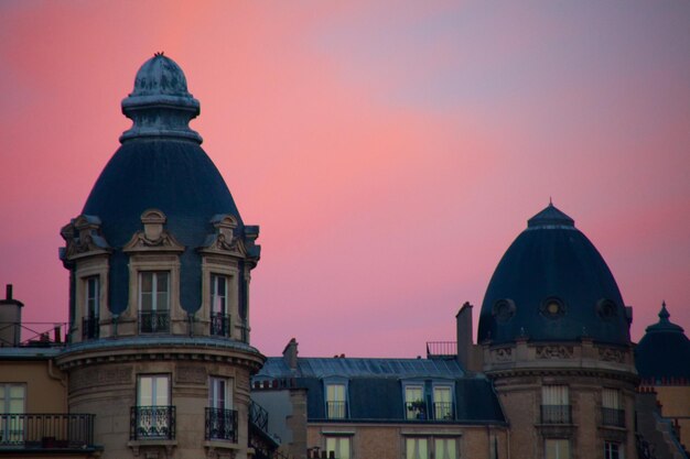 Photo statue de la cathédrale contre le ciel au coucher du soleil