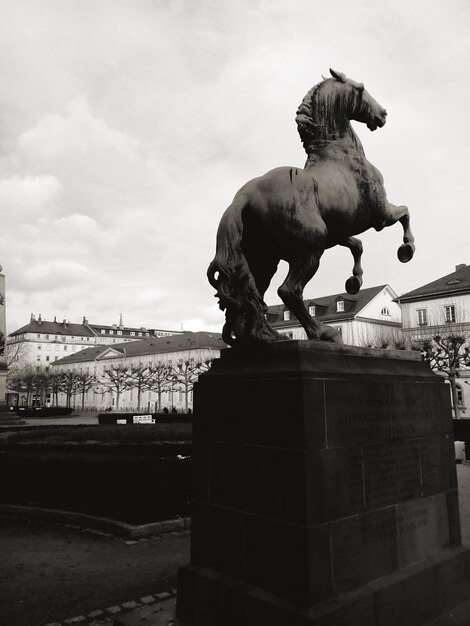 Photo statue de cheval en ville