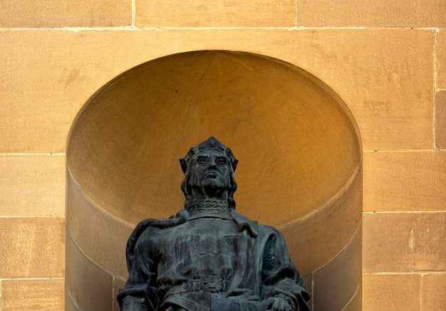 Une statue d'un chevalier devant un bâtiment