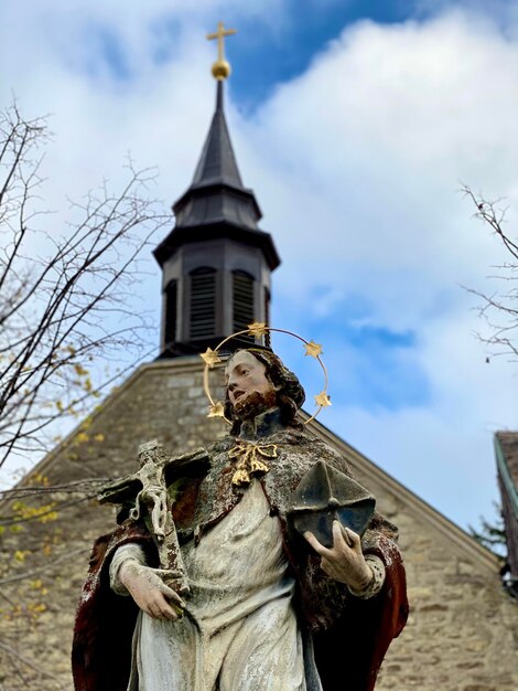 Photo statue contre bâtiment