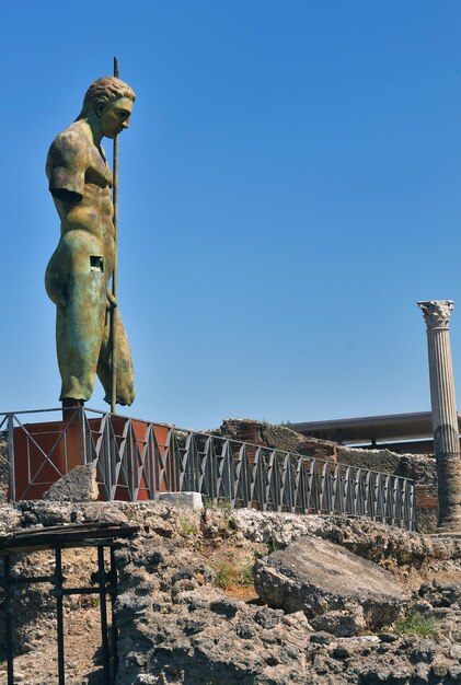 Une statue contre un ciel bleu clair