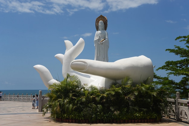 statue de la culture de Bouddha de la déesse Guanyin Nanshan sur l'île de Hainan en Chine sur l'océan