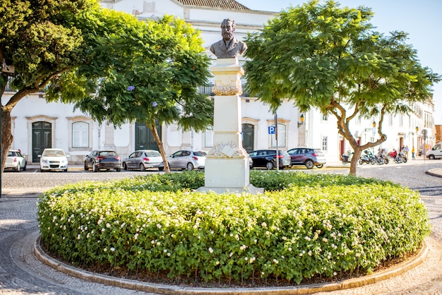 Statue dans le jardin de Manuel Bivar dans la ville de Faro au sud du Portugal