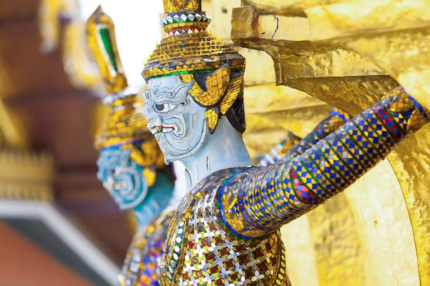 Statue dans la journée de Wat Phra Kaew.