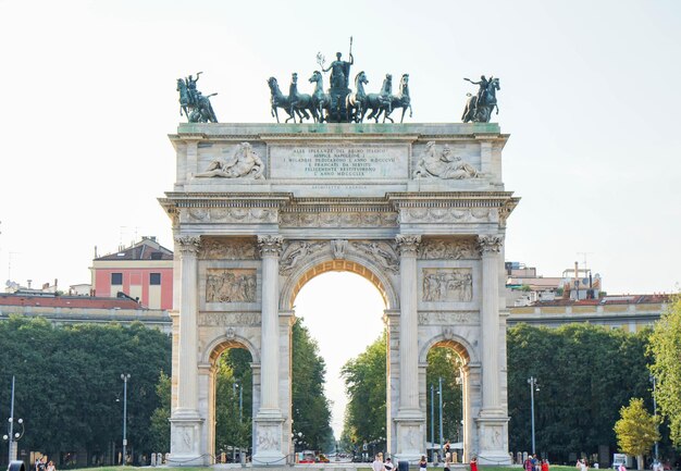 Photo statue dans la ville contre le ciel