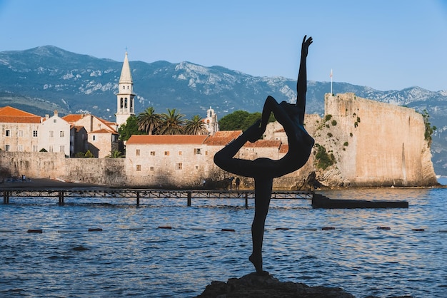 Statue de la danseuse à Budva