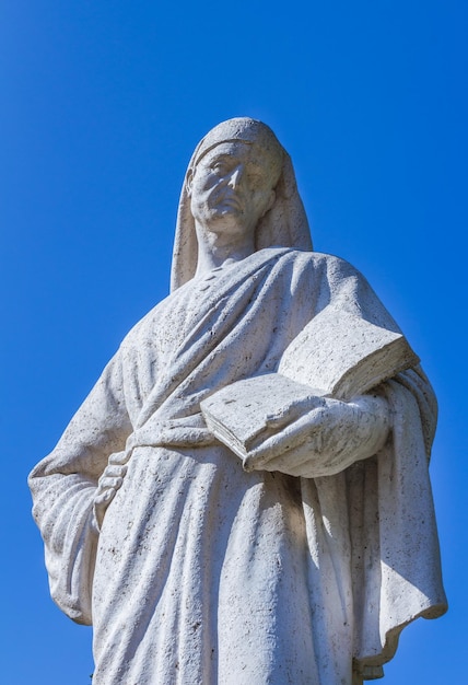 Statue de Dante Alighieri qui a été érigée