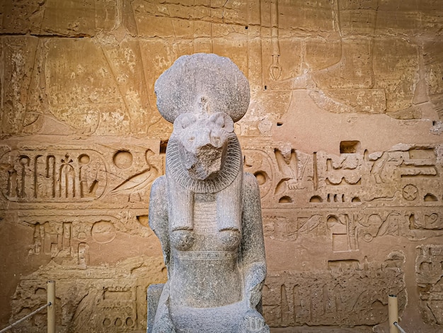 Statue de la déesse égyptienne Sekhmet avec une tête de lionne