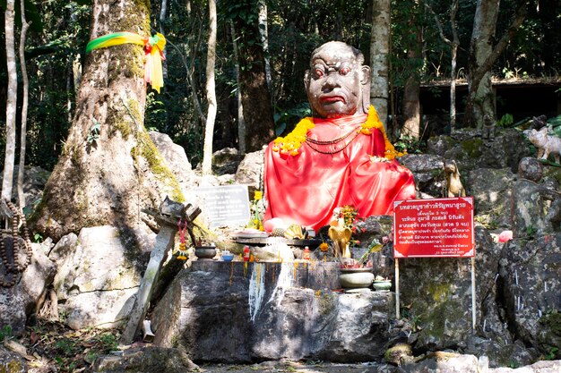 Statue d'un démon ou d'un ange géant au sommet de la forêt pour les thaïlandais visitant le respect en priant au Wat Phra That Doi Tung le 22 février 2018 à Chiang Rai en Thaïlande