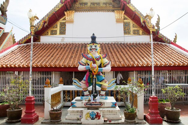 Statue de démon géant thaïlandais ou statues de gardien de Yak Vessavana devant ubosot au temple Wat Pa Mok Worawihan pour les personnes priant le 25 janvier 2017 à Ang Thong en Thaïlande