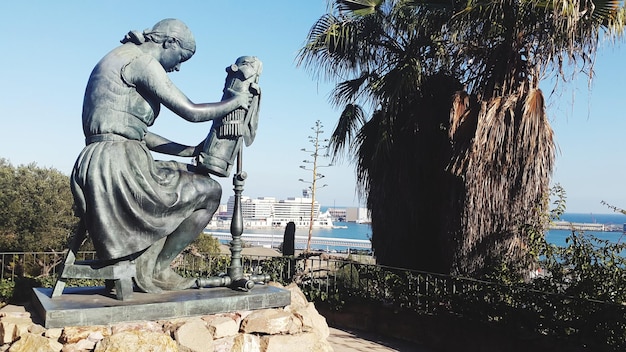 Statue devant le bâtiment