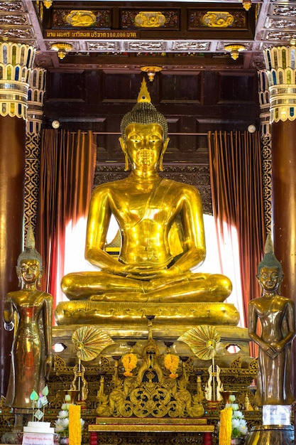 Statue dorée de Bouddha au temple de Chiang Mai