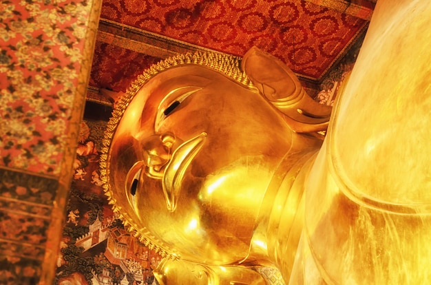 Statue Dorée De Bouddha Couché. Wat Pho, Bangkok, Thaïlande.