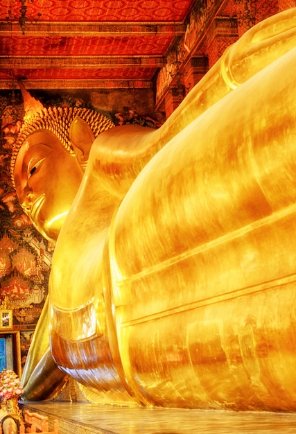 Statue dorée de Bouddha couché. Wat Pho, Bangkok, Thaïlande.