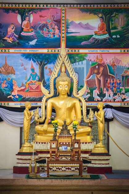 Statue dorée de Bouddha dans le bouddhisme Thaïlande