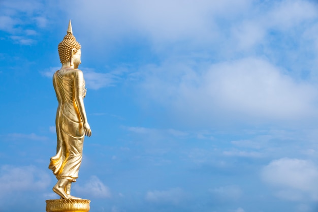 Statue dorée de Bouddha se tenant au Wat Phra That Khao Noi, province de Nan, Thaïlande