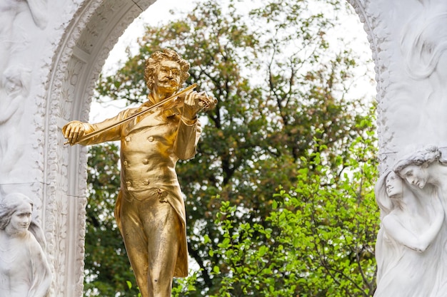 Statue dorée Johann Strauss dans Stadtpark Vienne
