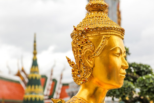 Statue dorée de Kinnari au Wat Phra Kaew
