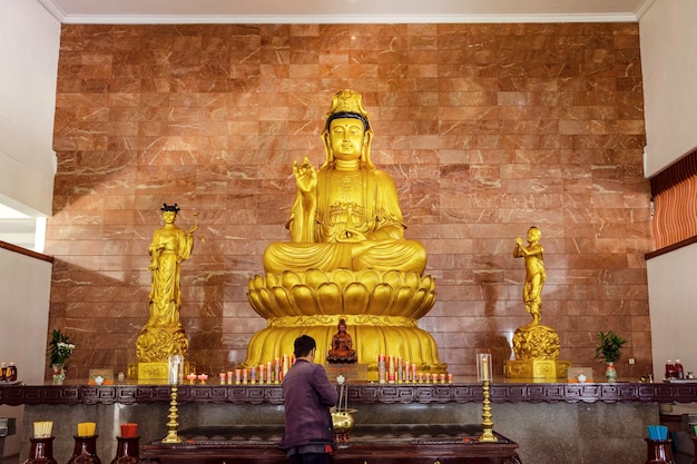 la statue dorée de kwan-yin dans l'église de l'île de batam