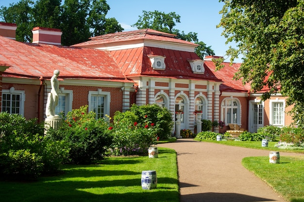 Statue dorée de Samson dans le parc de Peterhof, Russie