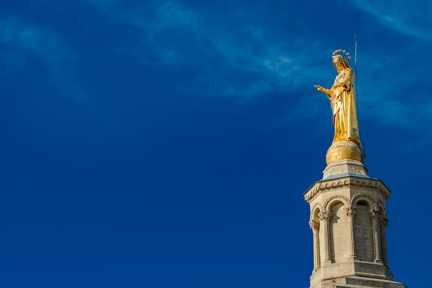 Statue dorée de la Vierge Marie à la cathédrale Notre-Dame des Doms à Avignon, France