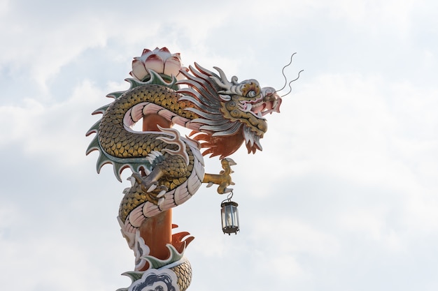 Statue de dragon dans le temple