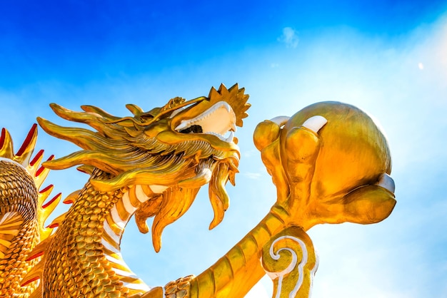 Statue de dragon d'or dans le temple asiatique, bénédiction et chance le nouvel an chinois