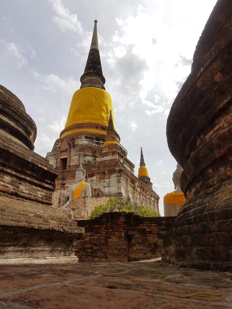 Photo statue du bouddha à wat yai chai mongkhon