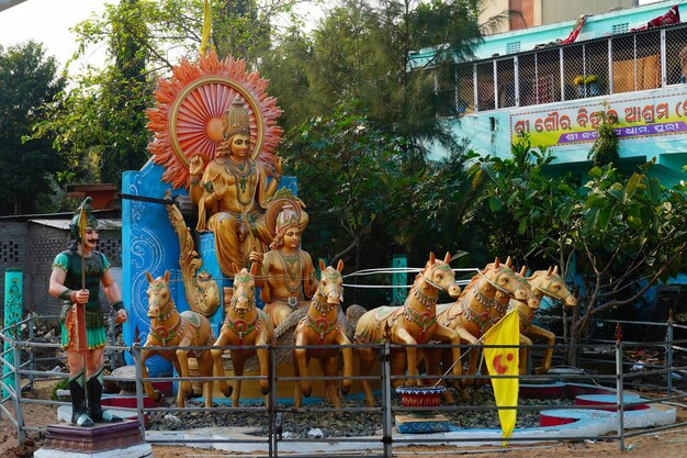 Statue du dieu Krishna à cheval sur une charrette