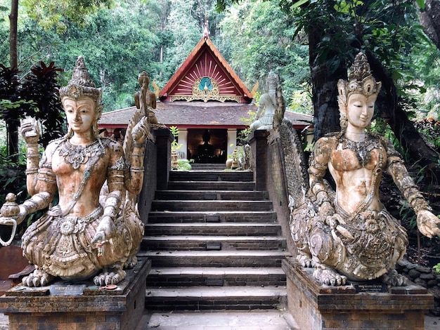 Photo statue du gardien au temple de pha lard à chiangmai en thaïlande