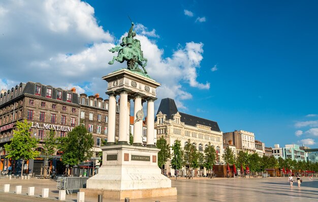 Photo statue du général louis charles antoine desaix sur la place jaude à clermont ferrand en france