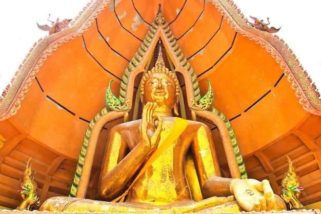 Statue du Grand Bouddha au Temple Wat Tham Sua en Thaïlande.