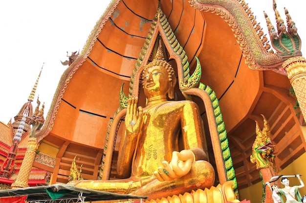 Statue du grand Bouddha au temple de Wat Tham Sua, Thaïlande
