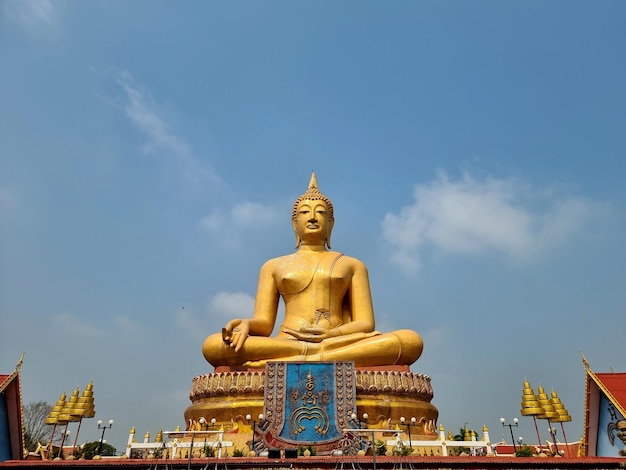 Statue du Grand Bouddha ou Luang Pho Yai, couleur dorée, au Wat Pikulthong, Singburi, Thaïlande.