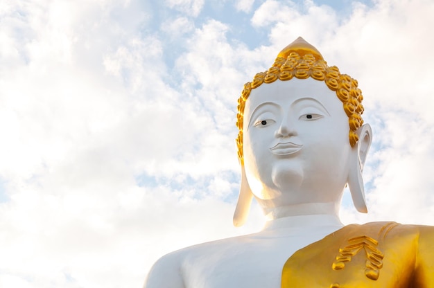 Statue du Grand Bouddha Wat Phra That Doi Kham à Chiang MaiThai temple nord de la Thaïlande