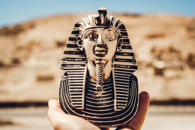 Statue du grand pharaon égyptien dans le temple de Louxor, Egypte.