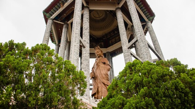 Photo la statue du kuan yin au temple kek lok si temple de la bénédiction suprême un temple bouddhiste situ