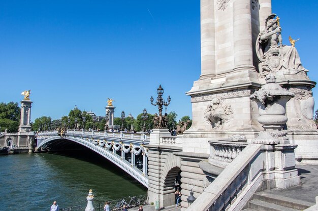 Photo statue du pont sur la rivière en ville