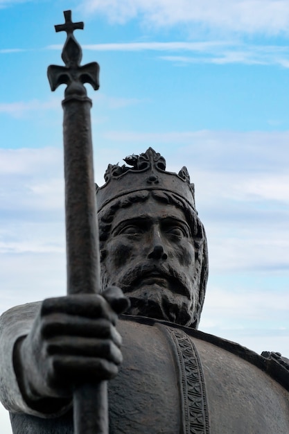 Statue du premier roi portugais Afonso Henriques, située à Faro, au Portugal.