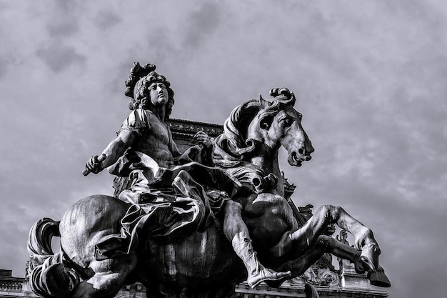 Photo statue du roi louis xiv en noir et blanc au musée du louvre paris septembre 2017