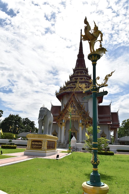 Statue d'éléphant au temple de Chantharangsi contre le ciel