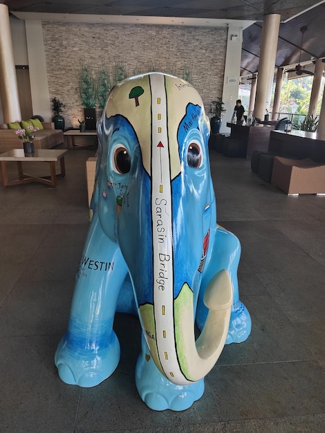 Une statue d'éléphant bleu qui dit "le nom de l'éléphant" dessus