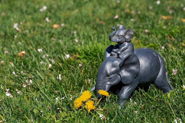 Statue d'éléphant dans un jardin