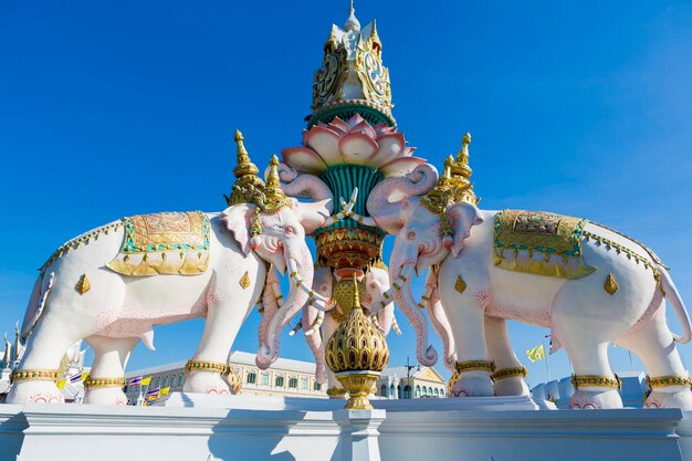 Statue d'éléphant rose près du Grand Palais ou Wat Phra Kaew à Bangkok